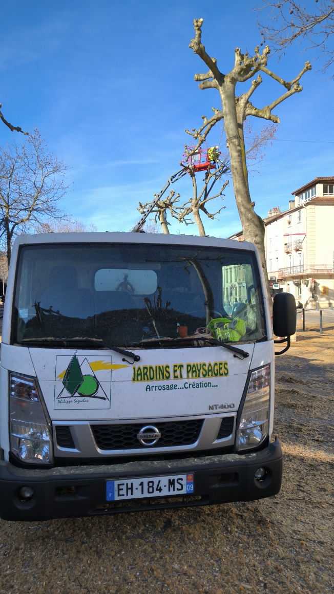 Camion jardins-paysages et élagage d’arbres en milieu urbain en Ariège