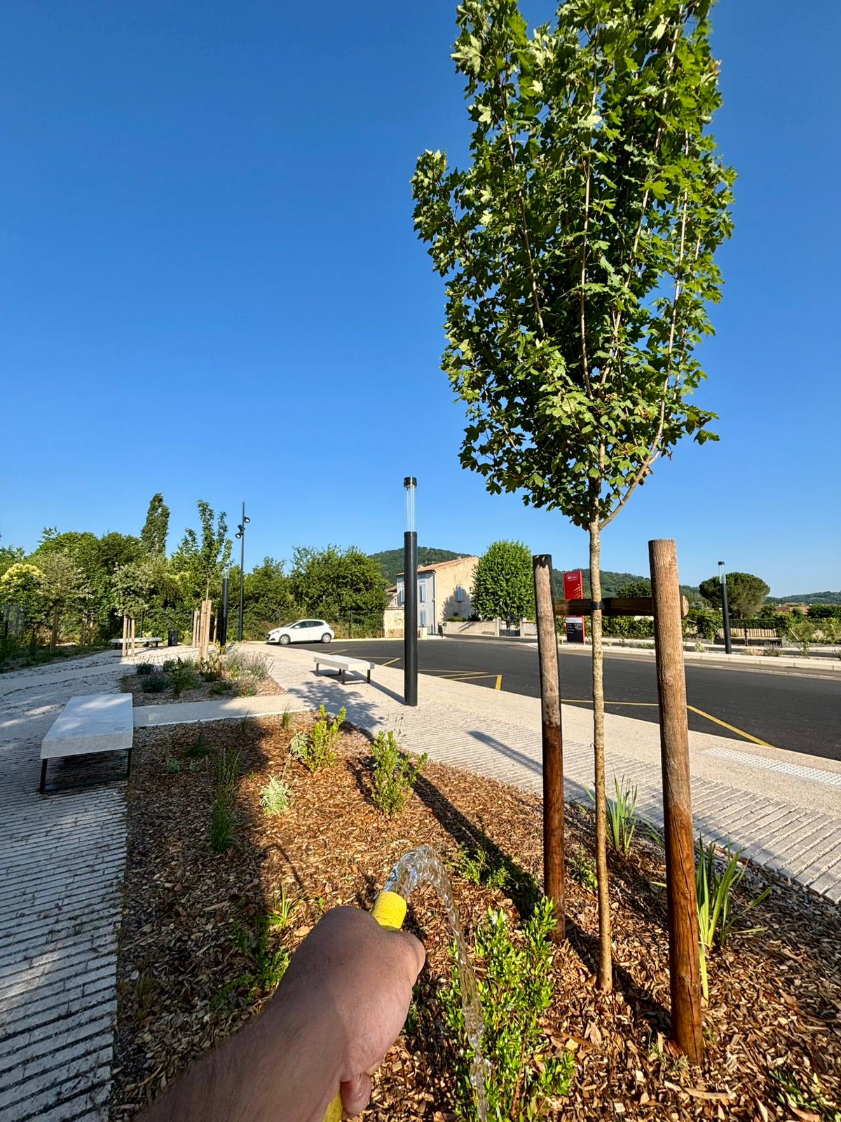 Arrosage de jeunes plantations urbaines par jardins-paysages près de la gare de Varilhes en Ariège