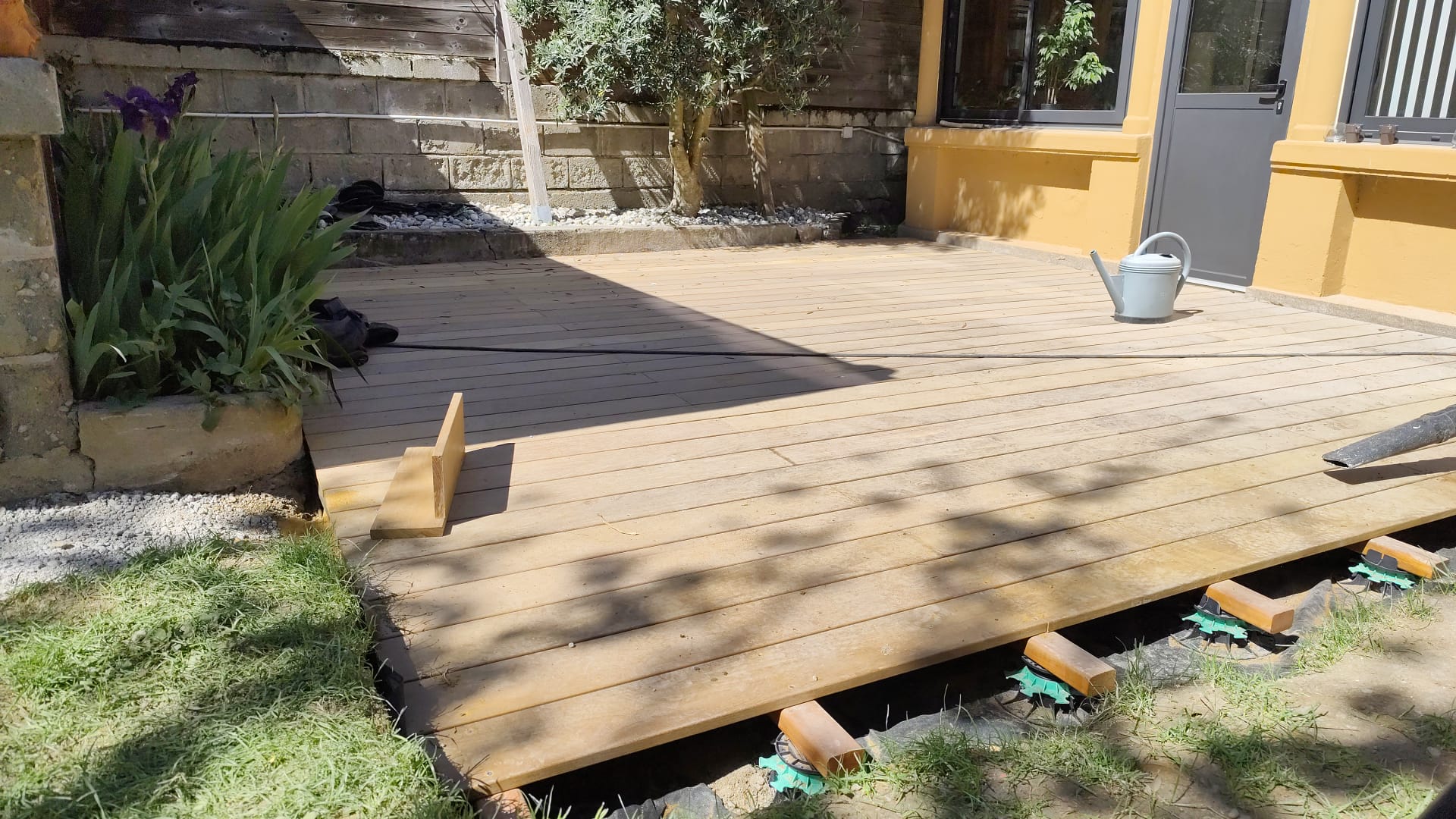 Terrasse bois moderne jardins-paysages dans un jardin de maison ocre en ariège, ambiance printanière